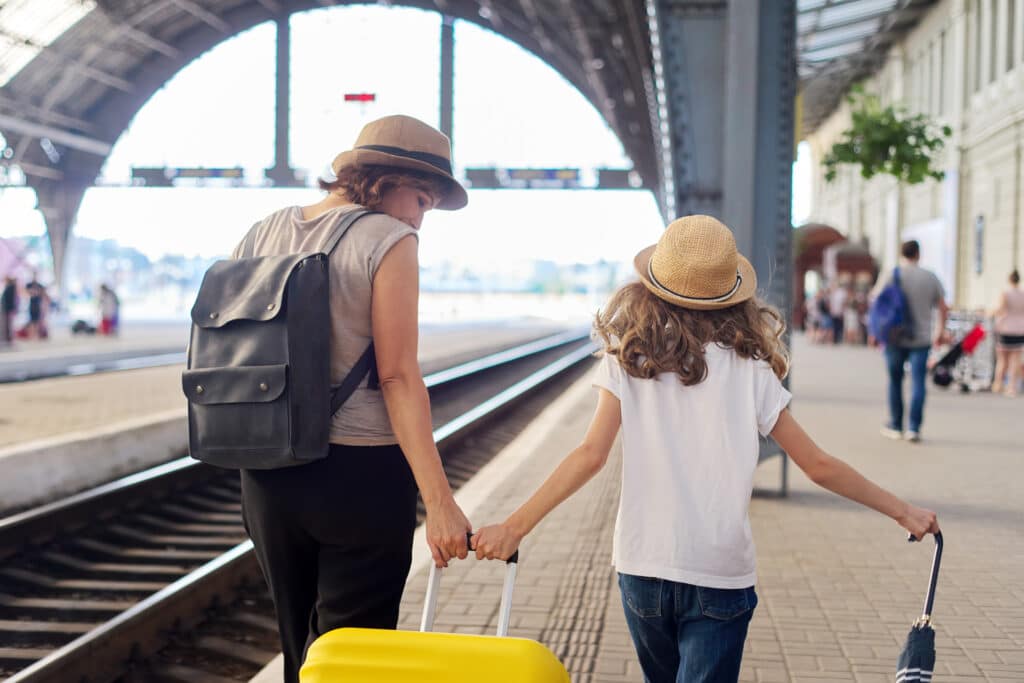 Parent et enfant partant en vacances après une séparation ou un divorce.